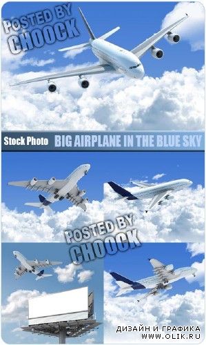 Большой самолет в голубом небе - растровый клипарт
