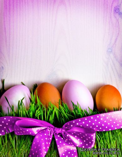 Пасхальные яйца на деревянном фоне с лентами/ Easter eggs with ribbons on wood background