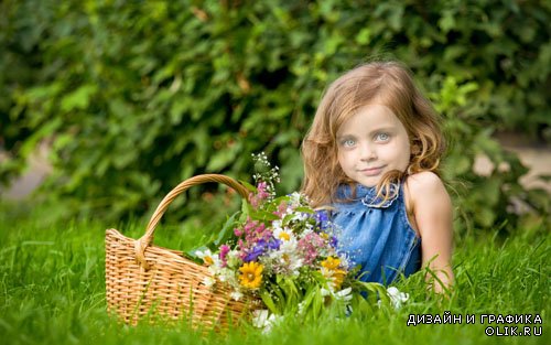 Шаблон для фотошоп - Милая малышка  с корзинкой цветов