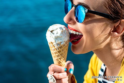 Растровый клипарт - Люди едят мороженое