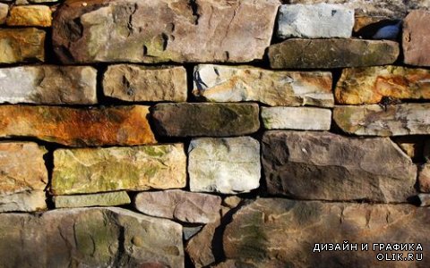 Цветная стена из кирпича и камня
