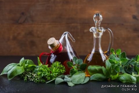Свежая зелень, специи и оливковое масло