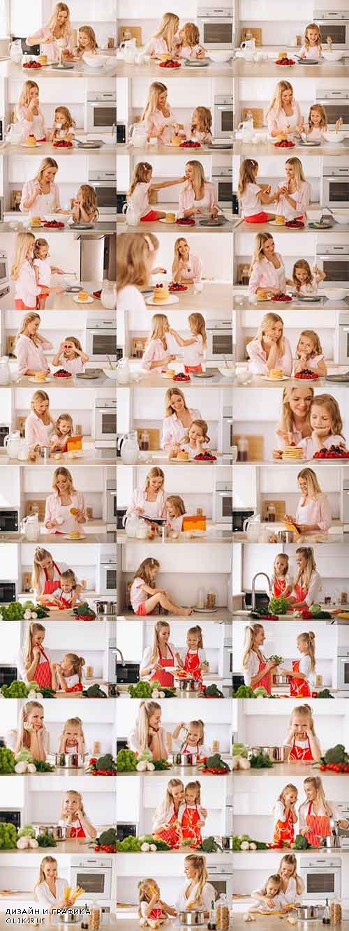 Мать и дочь на кухне - Растровый клипарт / Mother and daughter in the kitchen - Raster Graphics