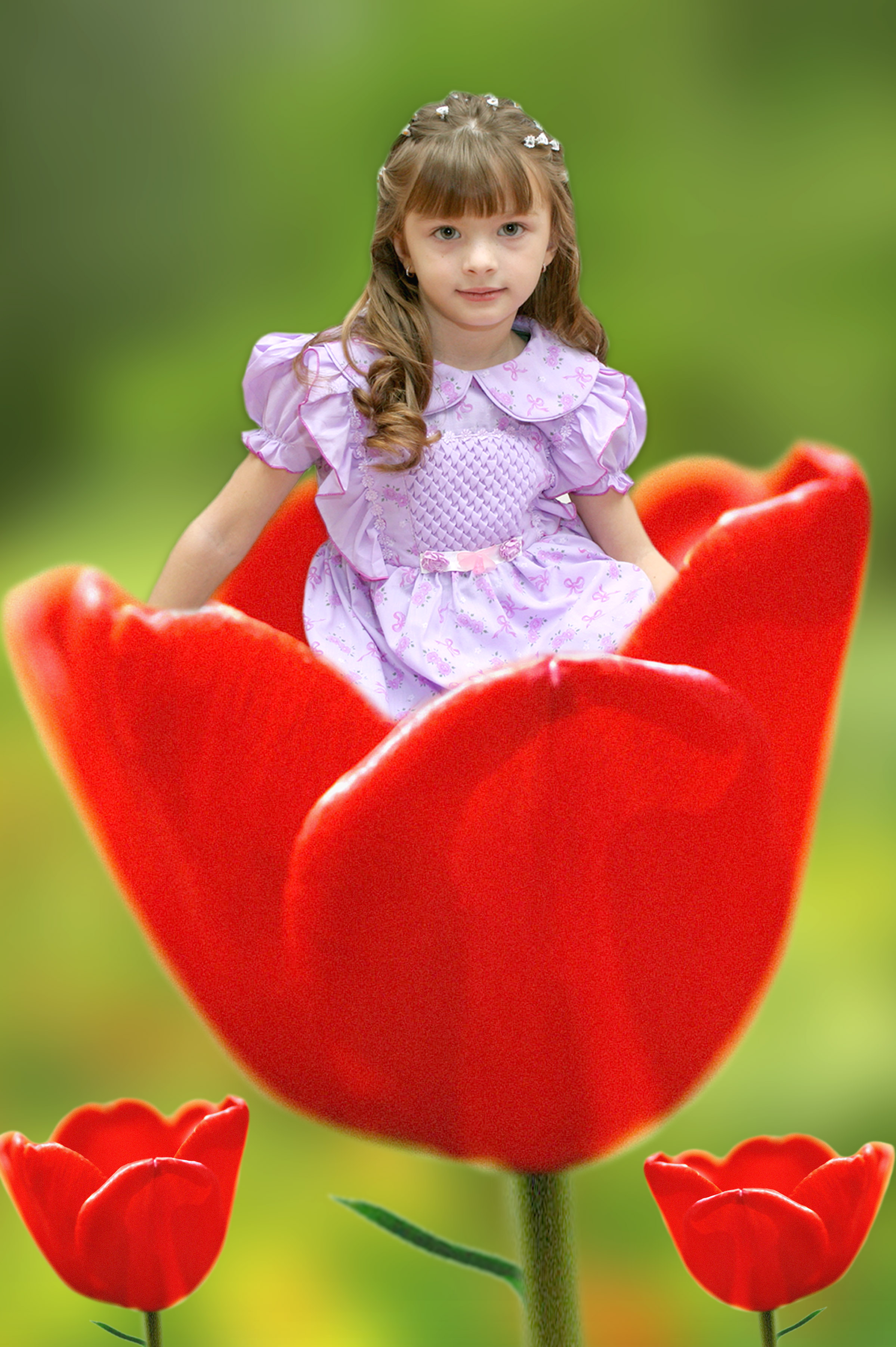 Маленькая девочка в цветах