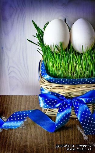 Пасхальные яйца на деревянном фоне с лентами/ Easter eggs with ribbons on wood background