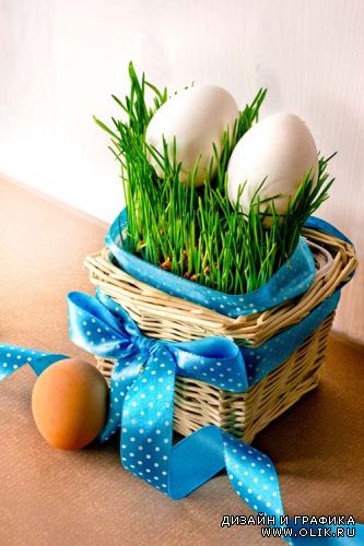 Пасхальные яйца на деревянном фоне с лентами/ Easter eggs with ribbons on wood background