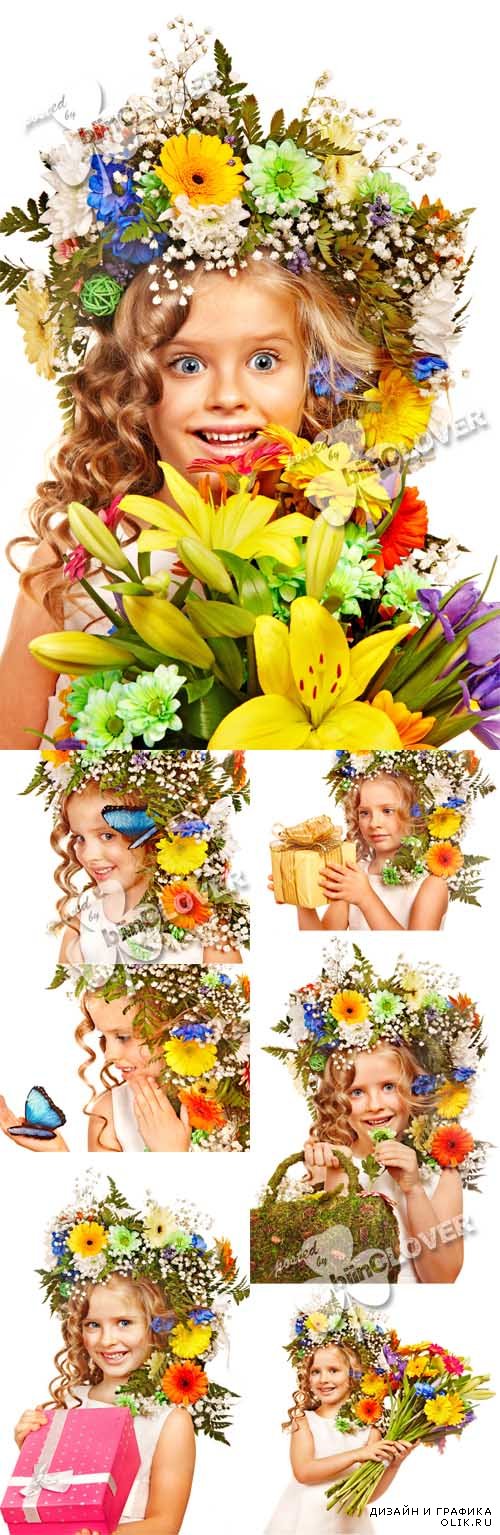 Девочка с букетами цветов и бабочками