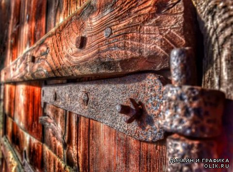 Старые деревянные двери с замком