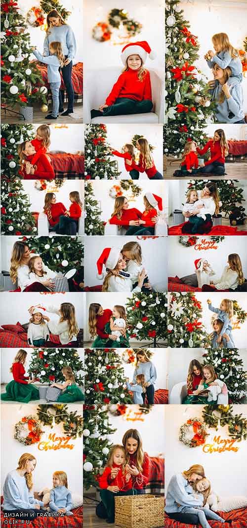 Мать и дочь наряжают ёлку - Клипарт / Mother and daughter decorating Christmas tree - Graphic